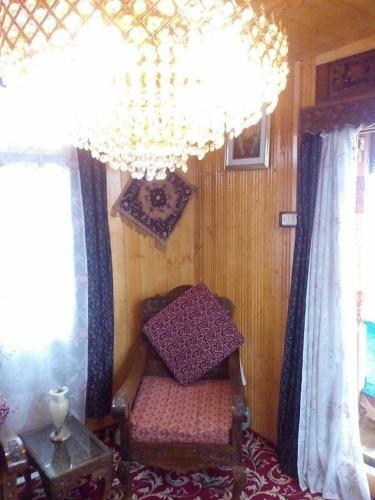 Houseboat Parimahal