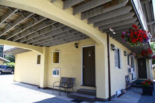 Swiss Chalets Motel