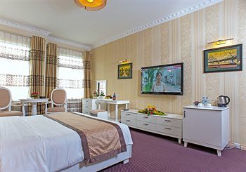 Cherry Hotel I