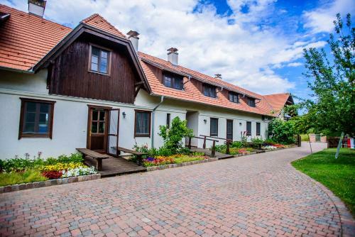 T�reki Apartments