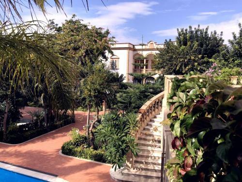 Charming Apartment With Pool And Garden