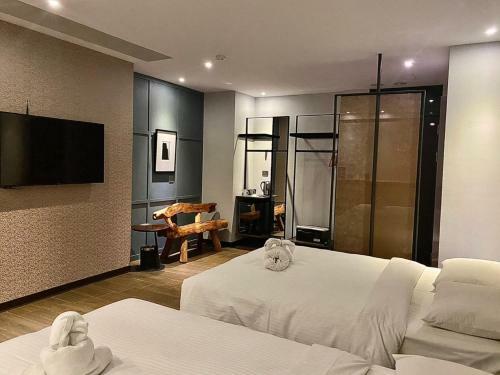 3 Door Hotel
