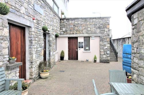 Courtyard Apartments