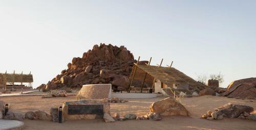 Lodge Desert Quiver Camp
