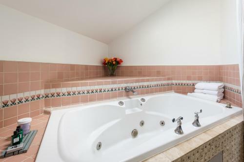 Bed & Breakfast Nantucket Whale Inn, Half Moon Bay