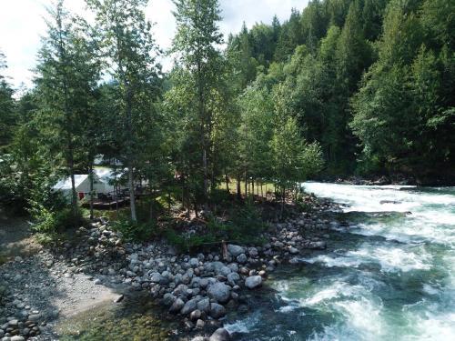 Reo Rafting Resort