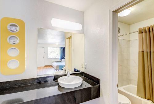 Hotel Motel 6 Waco - Lacey Lakeview