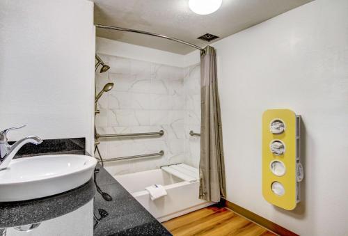 Hotel Motel 6 Waco - Lacey Lakeview