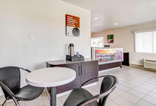 Hotel Motel 6 Waco - Lacey Lakeview
