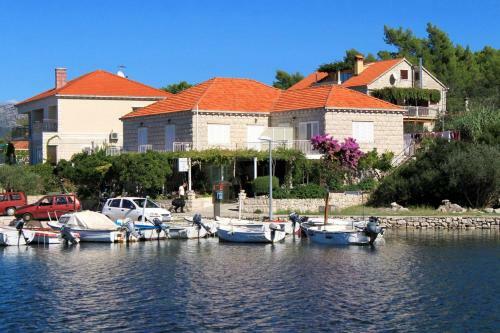 Hostal Triple Room Lumbarda 4403f