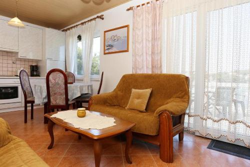 Hostal Triple Room Lumbarda 4442e