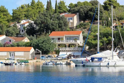 Hostal Triple Room Lumbarda 4442e