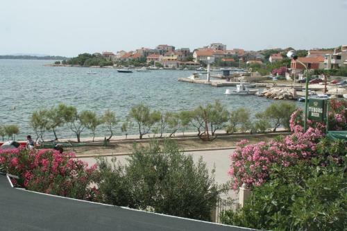 Apartment Brodarica 4217a