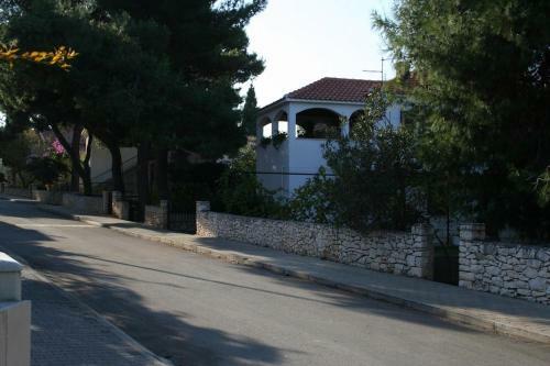 Apartments With A Parking Space Mirca (brac) - 729