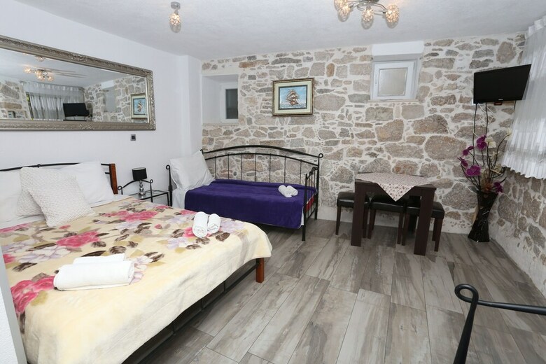 Hostal Apartments Nikolla