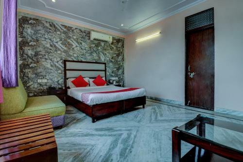 Oyo 12849 Hotel Grand Akshay