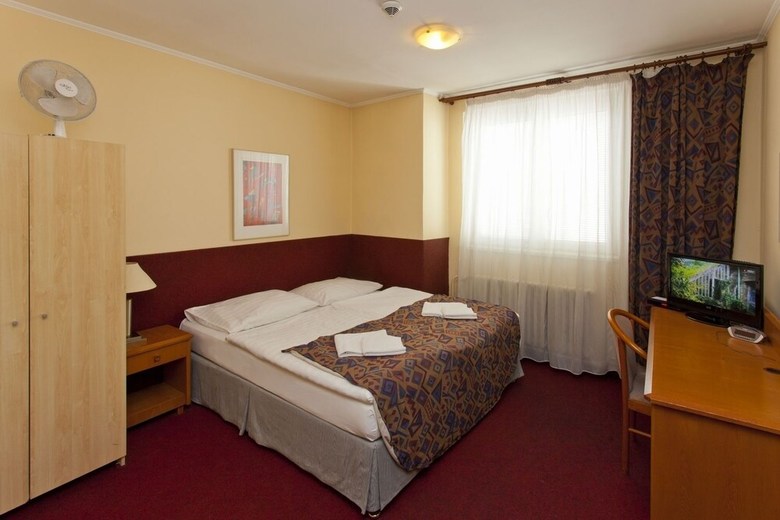Hostal A Plus Hotel & Hostel