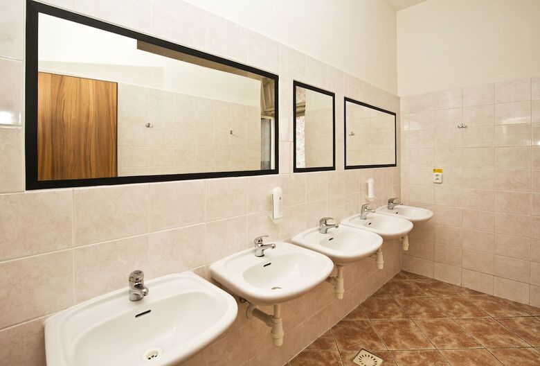 Hostal A Plus Hotel & Hostel