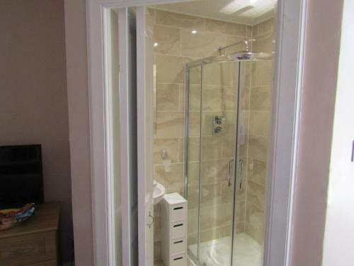 Hostal Adelphi Villa
