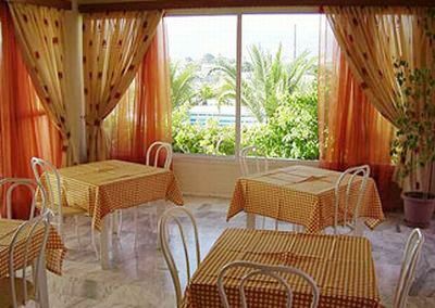 Leonidas Hotel And Studios