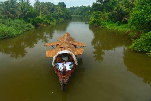 Spice Coast Cruises - Houseboat