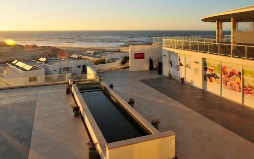 Praia Del Rey Bythe Pools