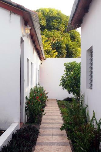 Hotel Island Guesthouse & Caf�