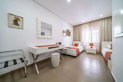Pebbles, Apartment 1