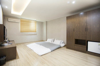 I-check Hyunjin Hotel
