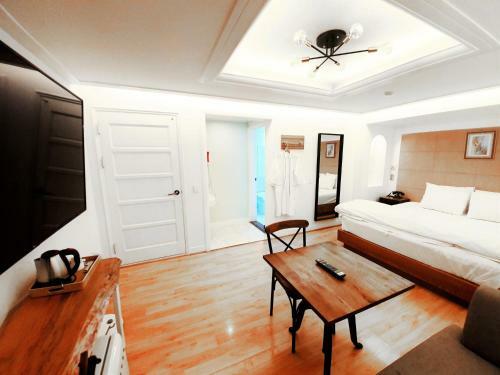 Uneed Hotel