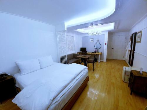 Uneed Hotel
