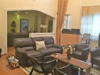 Hotel Home Away Suites