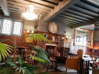 Hostal Huckleberrys Bar & Grill