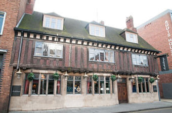 Hostal Huckleberrys Bar & Grill