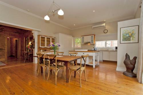 Rose Cottage - Historic Luxury