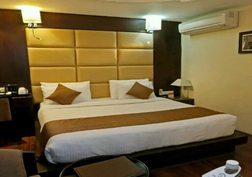 Hotel Clarks Inn Srinagar