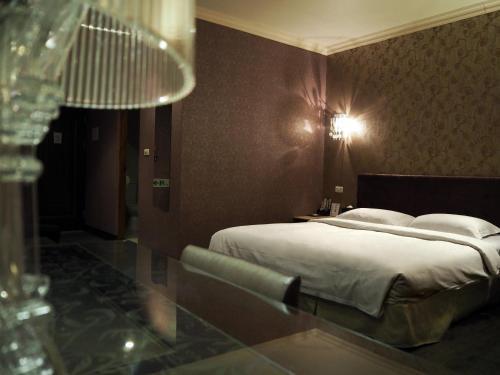 The Riverside Hotel & Motel