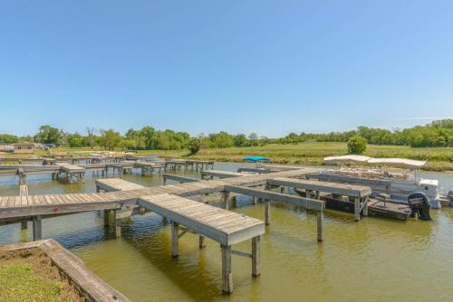Lake Conroe Queen Studio Cabin 11