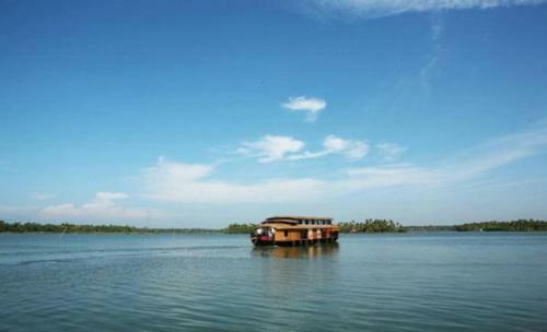 Hotel Regant Lake Village