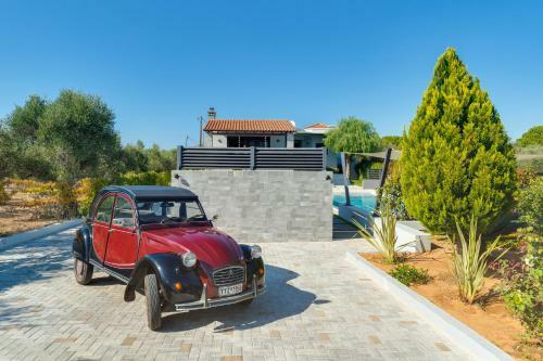Villa Ampelaki - With Heated Pool