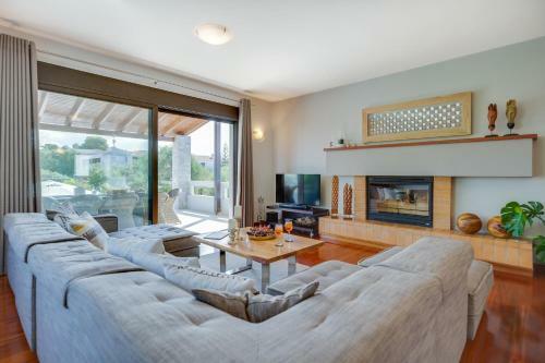 Villa Ampelaki - With Heated Pool