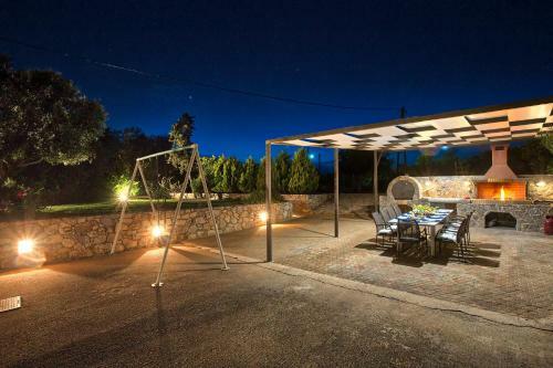 Villa Ampelaki - With Heated Pool