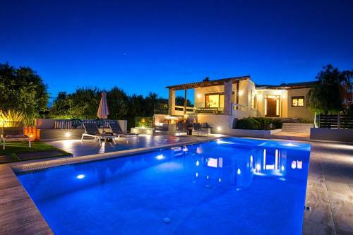 Villa Ampelaki - With Heated Pool