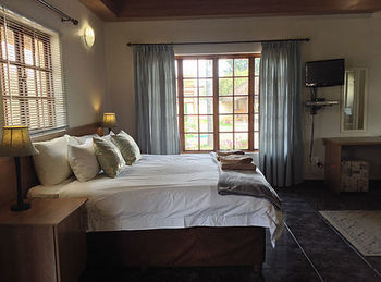 Hotel 12 On Vaal Drive B And B