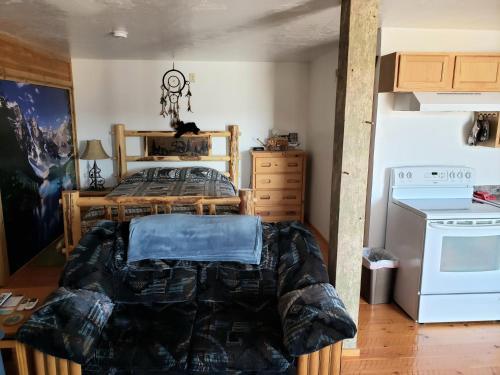 Motel Wolf Den Log Cabins And Rv Park