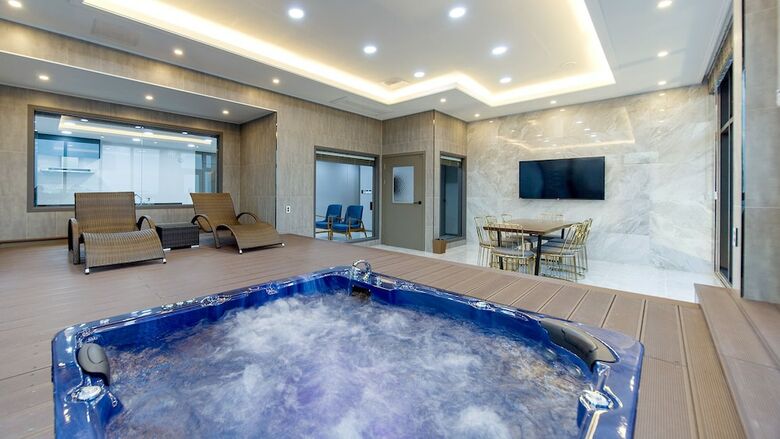 Gnb Hotel