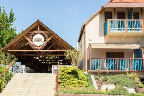 F�szek -�tel �s Hotel-