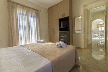 Iphimedeia Apartments & Suites