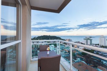 Ramada Hotel And Suites Maca�