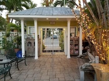 Hotel Alexander Palms Court